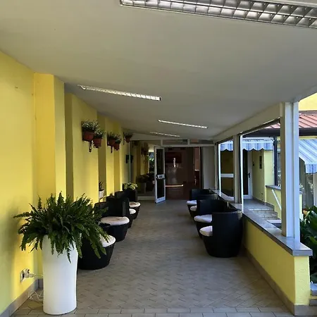 Ai Pini Hotell Grado